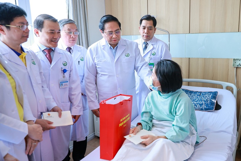 Thủ tướng thăm hỏi sức khỏe bệnh nhân được ghép tạng (Ảnh: VGP).