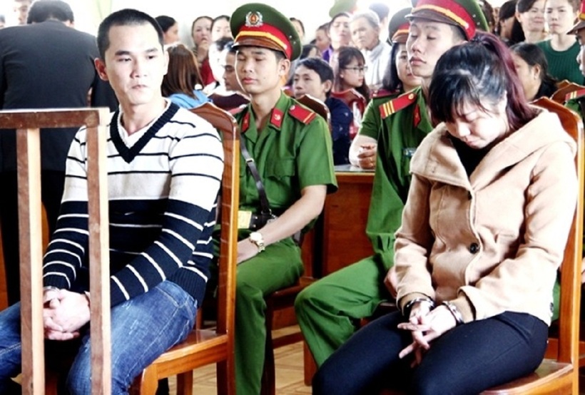 Bị cáo Nguyễn Thành Đức và Vũ Thị Tuyết Hương tại tòa. Ảnh: Công an Nhân dân