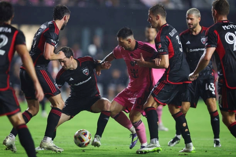 Xôn xao khoảnh khắc 7 cầu thủ D.C. United hợp sức vây hãm Messi