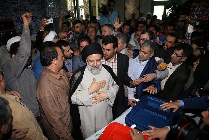 Ông Raisi đi bỏ phiếu bầu Tổng thống Iran năm 2017. Ảnh: GettyImages