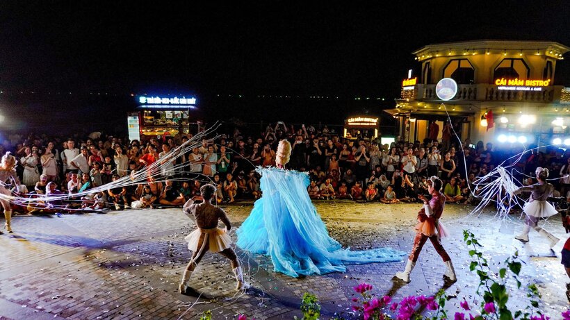 Hàng nghìn khán giả tại Chợ đêm Vui Phết thưởng thức show “Xúng xính”