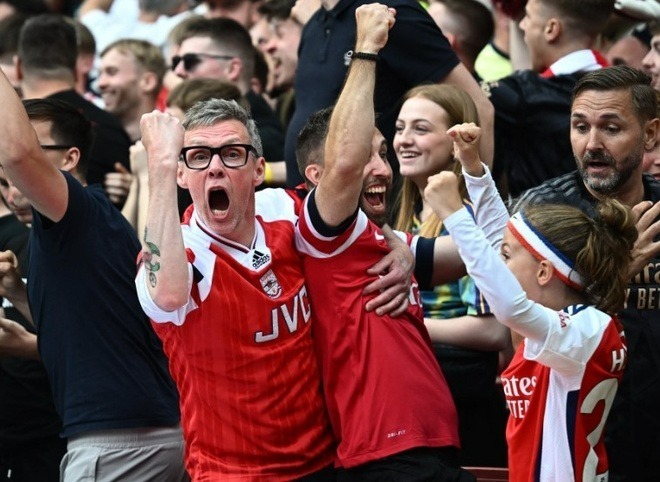 CĐV Arsenal ăn mừng cuồng nhiệt như thể đội nhà vô địch