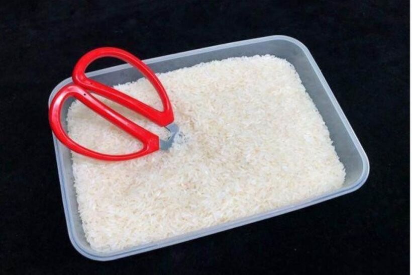 Gạo ngăn dụng cụ bằng kim loại bị gỉ.