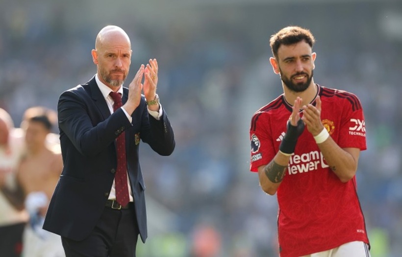 HLV Ten Hag và đội trưởng Bruno Fernandes cảm ơn người hâm mộ Man Utd sau trận thắng Brighton. Ảnh: VNE