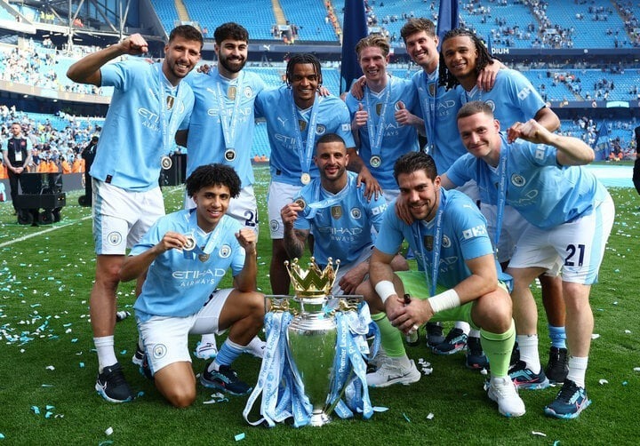 Man City cũng trở thành đội bóng duy nhất trong lịch sử vô địch Ngoại hạng Anh 4 lần liên tiếp.