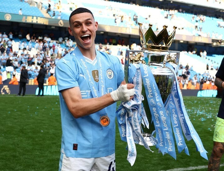 Phil Foden giành giải thưởng cầu thủ xuất sắc nhất mùa giải Ngoại hạng Anh 2023/24. Tiền vệ người Anh ra sân 35 trận mùa này, ghi 19 bàn thắng và có 8 đường kiến tạo. Trận chiến quyết định với West Ham cầu thủ sinh năm 2000 đã ghi 2 bàn trong chưa đầy nửa thời gian hiệp 1.