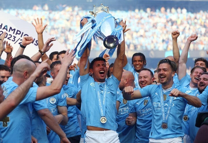 Toàn bộ cầu thủ Man City ăn mừng chức vô địch.