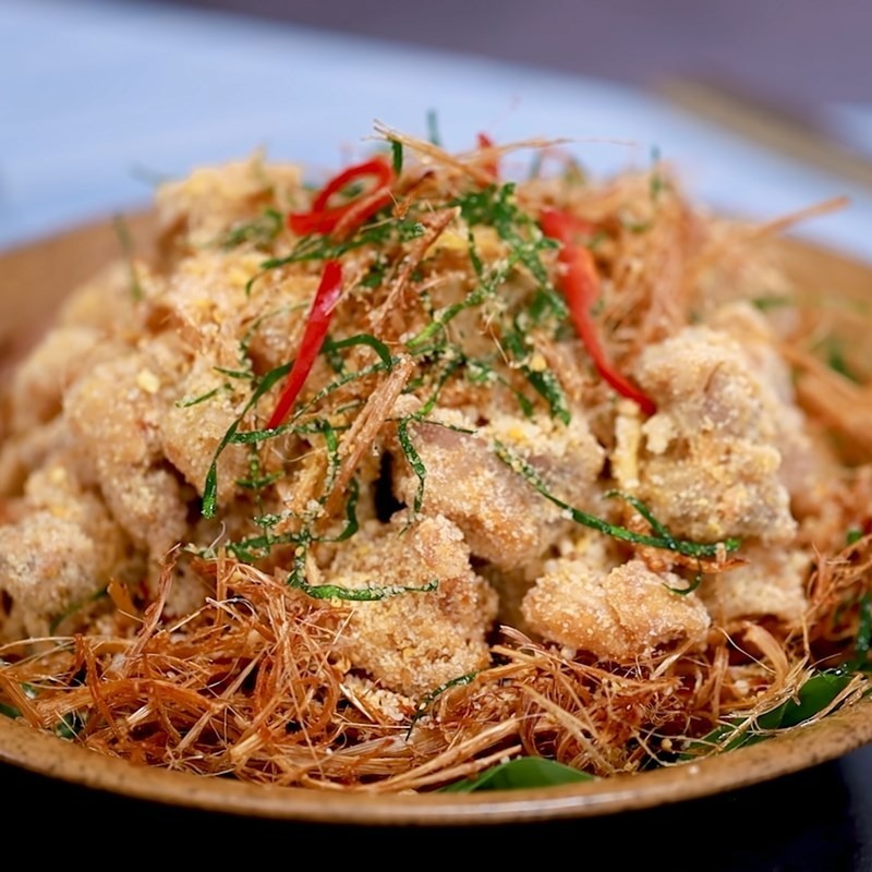 Vị mặn của muối và vị béo bùi của đậu xanh và nếp cùng với lá chanh và sả chiên giòn khiến cho món ăn này hấp dẫn hơn bao giờ hết