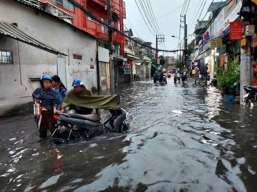 Đường Đặng Thị Rành ngập sâu, người đi xe máy phải quay đầu tìm đường khác