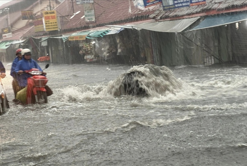 Theo Đài Khí tượng Thủy văn khu vực Nam bộ, hiện nay gió mùa Tây Nam đang hoạt động ổn định và có xu hướng tăng cường ở khu vực Nam bộ. Dự báo trong những ngày tới, TPHCM và khu vực Nam bộ tiếp tục có mưa dông trên diện rộng (thời gian mưa chủ yếu về chiều, tối). Trong mưa dông có khả năng xảy ra lốc, sét, mưa đá và gió giật mạnh. Người dân cần đề phòng khả năng mưa lớn gây ngập cục bộ.