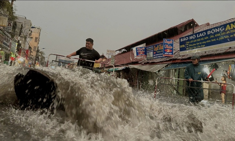 Mưa trắng trời, TP.Thủ Đức và nhiều khu vực chìm trong biển nước - 7