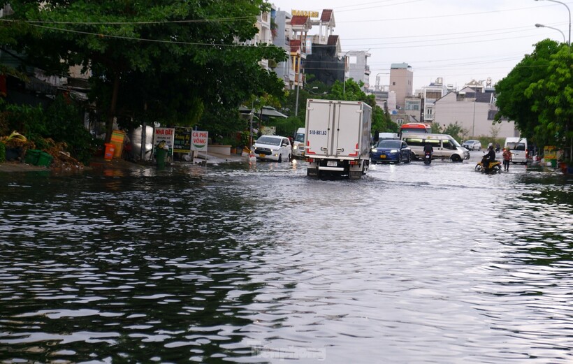 Trước đó, cơn mưa lớn chiều 15/5 cũng khiến các tuyến đường khu vực chợ Thủ Đức ngập nặng. Đáng nói, khu vực này nằm trong phạm vi dự án xây dựng hệ thống thoát nước đường Võ Văn Ngân, vốn đầu tư hơn 248 tỷ đồng vừa được khánh thành cách đây gần một tháng.