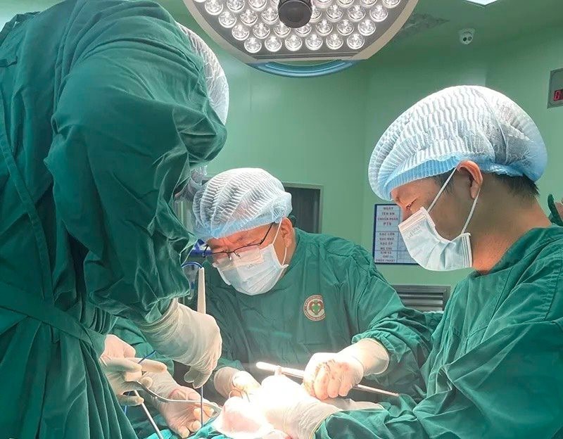 Êkip bác sĩ thực hiện ca phẫu thuật cho bệnh nhân. Ảnh: Báo Công lý