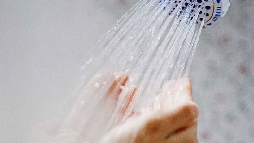 Tắm nước nóng thường xuyên có thể làm khô da.