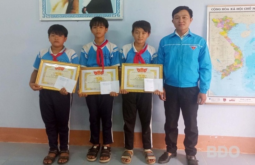 Tặng giấy khen 3 học sinh lớp 6 dũng cảm cứu em nhỏ bị đuối nước. Ảnh: Báo Bình Định