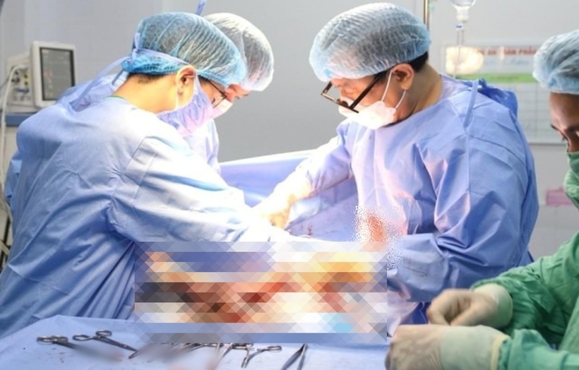 Các bác sĩ tiến hành phẫu thuật cho bệnh nhân. Ảnh: Sức Khỏe & Đời Sống