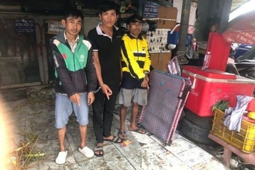 Các đối tượng tạt sơn vào tiệm tạp hóa bị bắt giữ. Ảnh: Tiền Phong