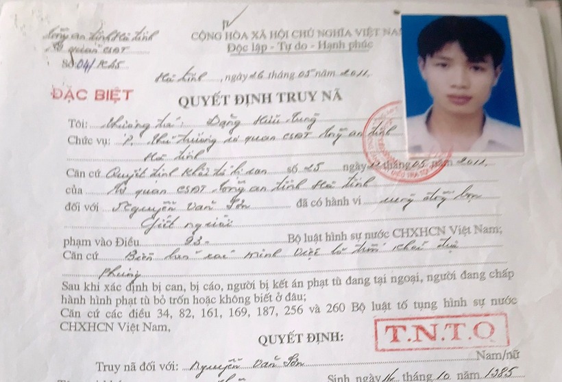 Sơn (ảnh nhỏ) trong quyết định truy nã năm 2011. Ảnh: VnExpress