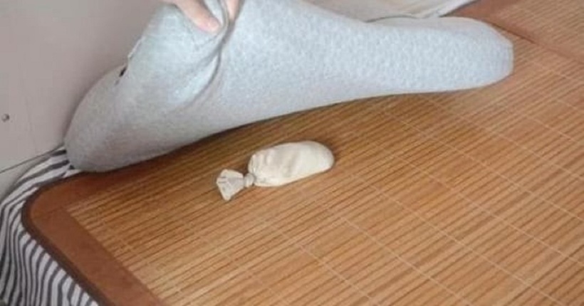 Khi bạn đi ngủ, đặt tất có chứa gạo dưới gối có thể giúp bạn ngủ ngon, và nó cũng hấp thụ độ ẩm. Gạo là một chất hút ẩm tự nhiên. Do đó, đặt gạo dưới gối có thể hấp thụ độ ẩm và giữ cho gối và ga trải giường khô ráo. Ảnh minh họa