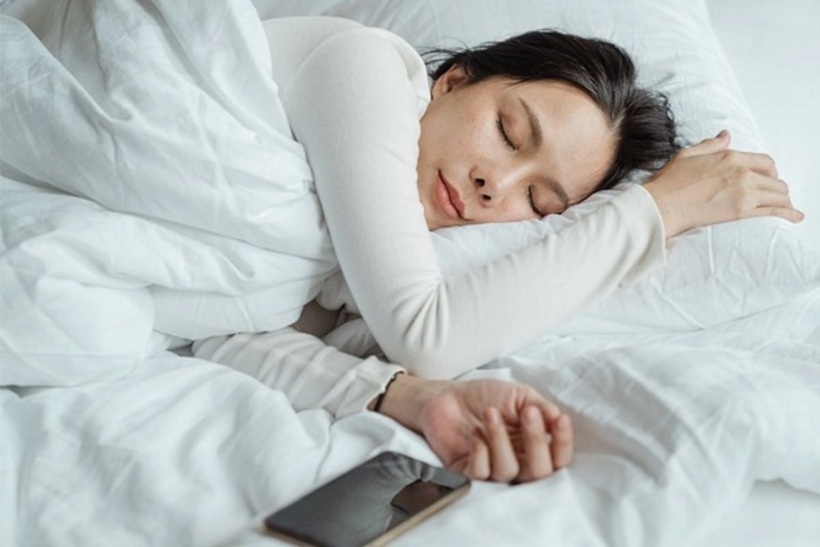 Nếu bạn có mái tóc dài, việc đặt một chiếc tất dưới gối có thể giúp giữ tóc gọn gàng. Ảnh minh họa