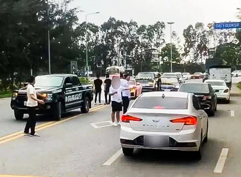 Hình ảnh nhóm đối tượng thực hiện hành vi. (Ảnh: Báo Giao thông)