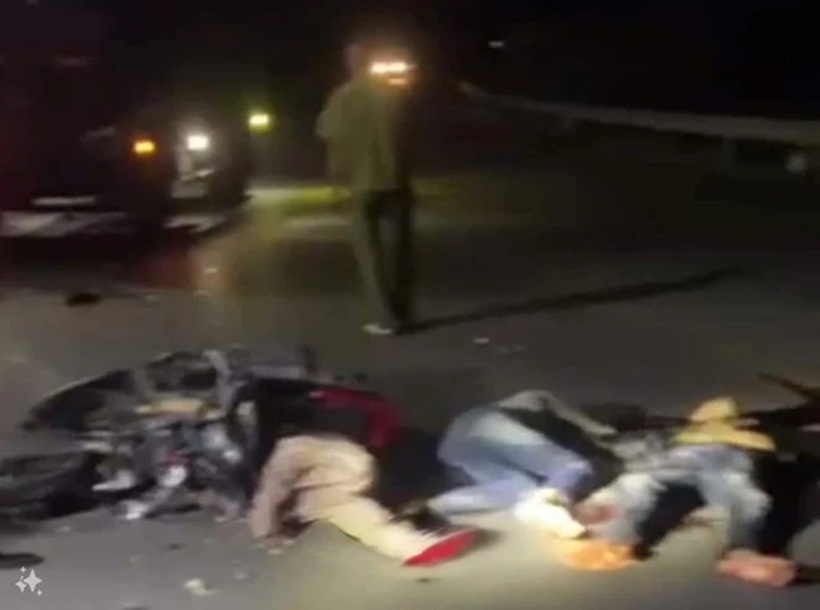 Hiện trường vụ xe máy đấu đầu ô tô, 2 người chết ở Thái Bình. Ảnh: Báo Giao thông