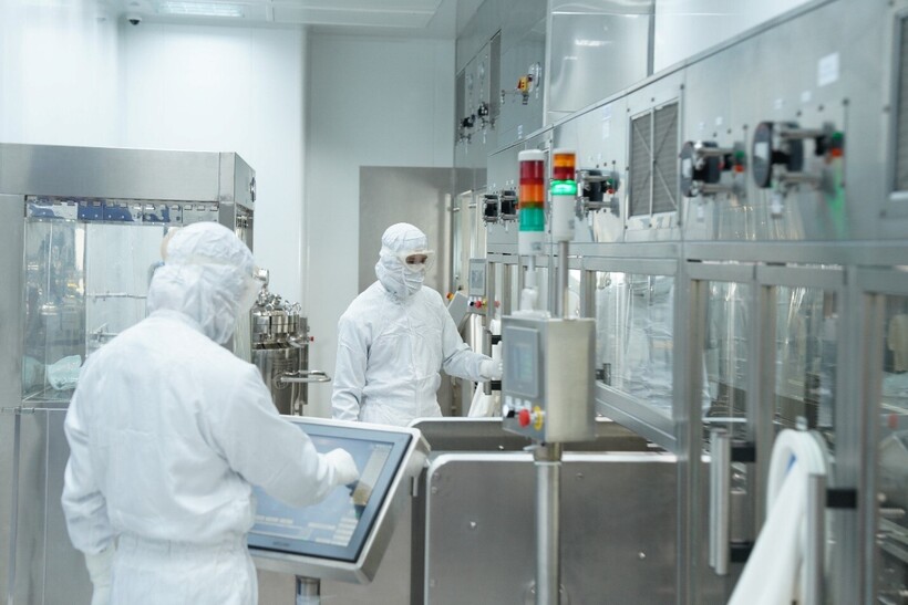 Nhân viên làm việc tại nhà máy đạt chuẩn EU-GMP của Imexpharm