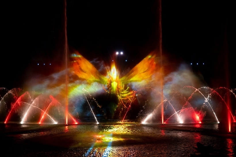 Show nhạc nước Phoenix Reborn hàng ngày, bắn pháo hoa 120m mỗi cuối tuần, đại nhạc hội, sự kiện lớn theo mùa… là những đặc trưng chỉ có tại phố đi bộ trên đảo Vũ Yên