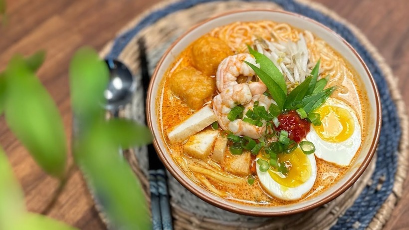 Bún cà ri Laska Singapore.