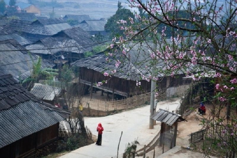 Ngắm nhìn làng Pơ Mu từ Ngọc Chiến, bạn sẽ bị mê hoặc bởi vẻ đẹp thơ mộng của những ngôi nhà gỗ.