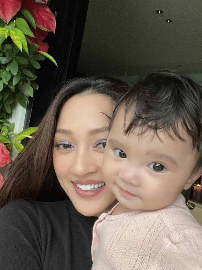 Bảo Anh xả kho thêm loạt ảnh cực yêu của con gái.