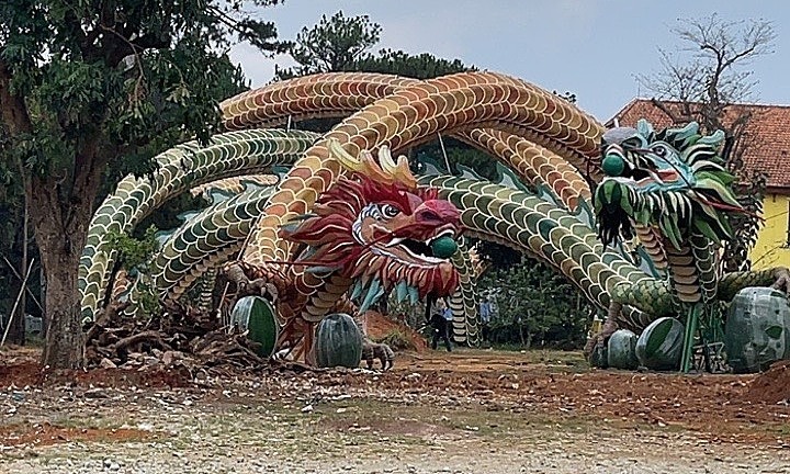 Hình ảnh cặp linh vật rồng được lắp đặt tại khuôn viên số 1 Quang Trung, TP Đà Lạt và lắp trước đó ở đường hoa Nguyễn Huệ, TP.HCM, dịp Tết Nguyên đán 2024. Ảnh: Vnexpress