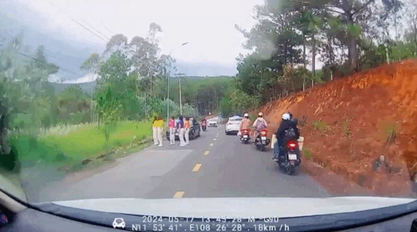 Nhóm 5 phụ nữ dừng xe giữa đường rồi bật nhạc nhảy nhót khiến giao thông qua khu vực bị cản trở (Ảnh cắt từ clip).