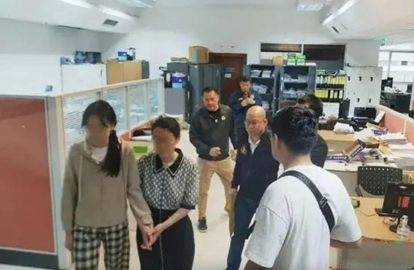 Nữ sinh được giải cứu thành công. Ảnh: Baidu