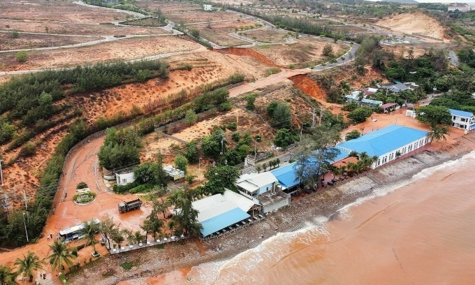 Sáng 21/5, lãnh đạo UBND TP.Phan Thiết cho biết trên Người lao động, đang khẩn trương điều phương tiện, nhân lực xử lý lũ cát, bùn đỏ tràn ngập trên đường ĐT 706 do mưa lớn khiến bùn đỏ từ đồi cao tràn xuống. Nhiều phương tiện xe múc, máy ủi đang được điều động để nhanh chóng dọn bùn đỏ trên mặt đường ĐT 706, đoạn trước nhà hàng số 74 phường Hàm Tiến và khu phố 2, phường Mũi Né.