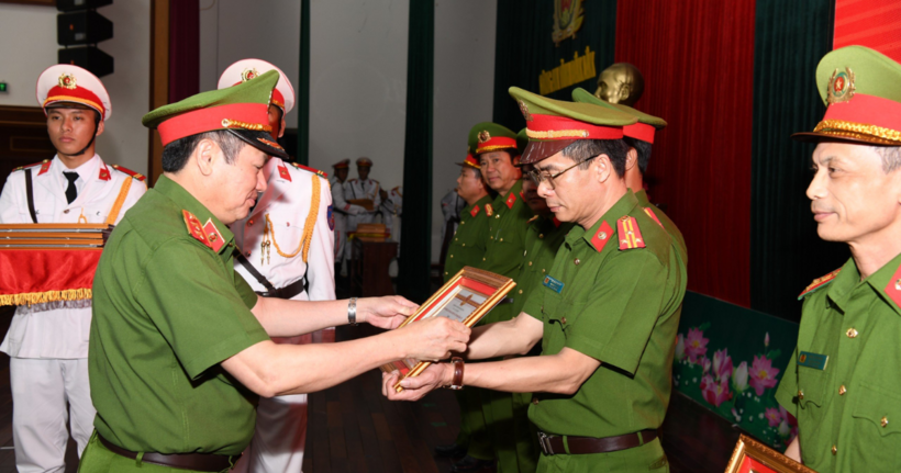 Tại hội nghị, Cục Cảnh sát điều tra tội phạm về ma túy đã tặng Giấy khen cho 6 tập thể, 25 cá nhân có thành tích trong thực hiện phương án nghiệp vụ 3632.