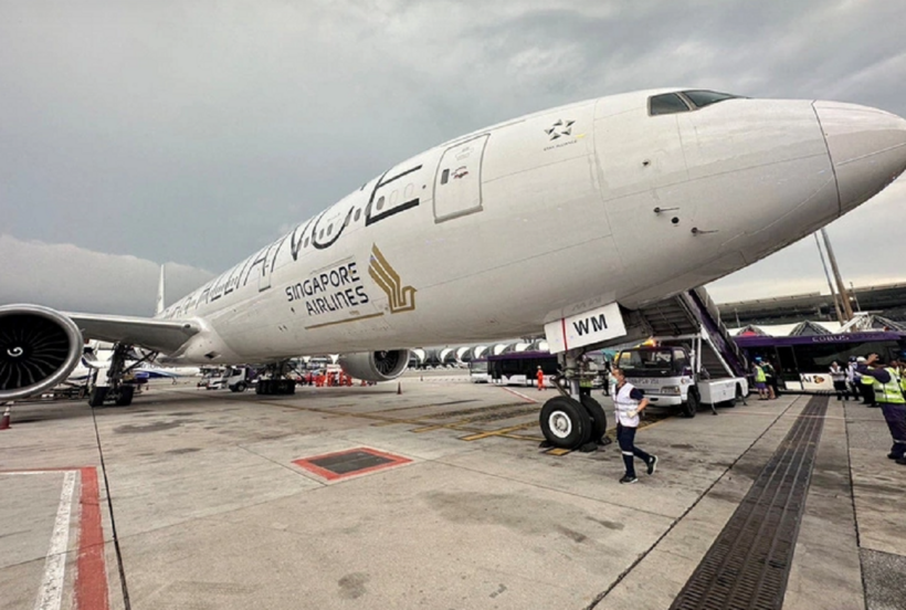 Chiếc máy bay của Singapore Airlines trên đường băng sau khi hạ cánh khẩn cấp. Ảnh: REUTERS