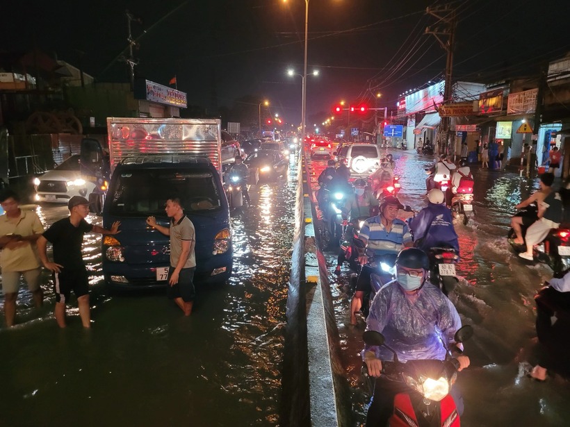 Ngập nặng khiến giao thông qua khu vực trên bị ùn ứ nặng, kéo dài khoảng hơn 3km, người dân di chuyển khó khăn. Một số người dân không thể di chuyển do xe chết máy, phải tấp vào lề chờ hết ngập.