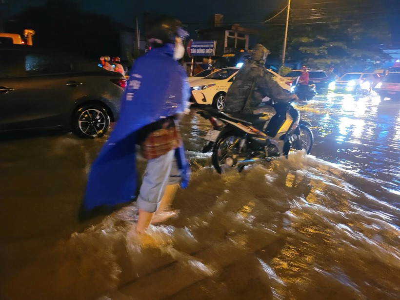 Đoạn quốc lộ 1K từ trạm thu phí cũ thuộc phường Hóa An, TP. Biên Hòa kéo dài lên đoạn trước khu dân cư thuộc phường Tân Đông Hiệp, TP. Dĩ An, tỉnh Bình Dương bị ngập nặng. Nước từ thượng nguồn suối Siệp chảy mạnh cuồn cuộn ra quốc lộ 1K khiến nhiều đoạn ngập sâu đến 70cm.