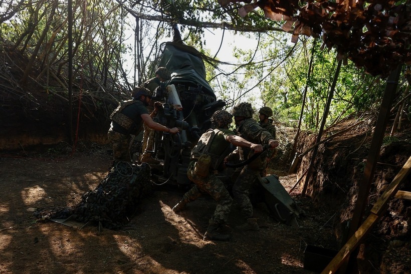 Lực lượng Ukraine khai hỏa lựu pháo về phía Nga ở Donetsk. Ảnh: Reuters