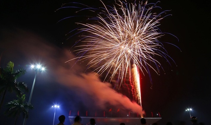 Quảng Trị bắn pháo hoa chào năm mới. (Ảnh: Tuổi trẻ)
