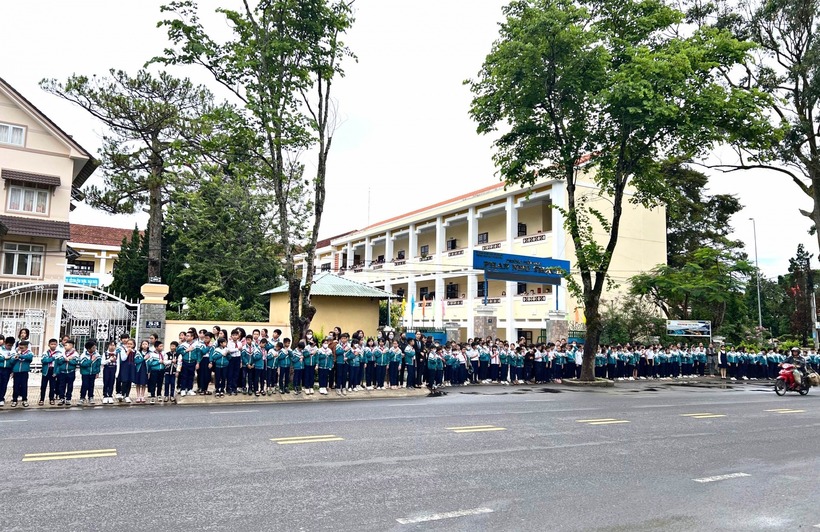 Học sinh và giáo viên xếp hàng dài trước trường. Ảnh: Báo Lâm Đồng