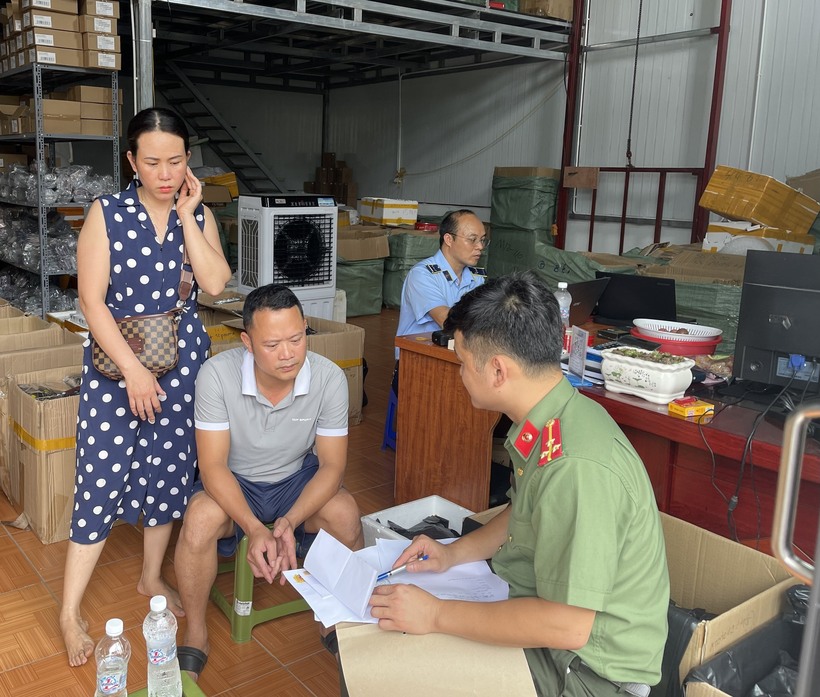 Lực lượng chức năng đã lập Biên bản vi phạm hành chính và tạm giữ số hàng vi phạm.