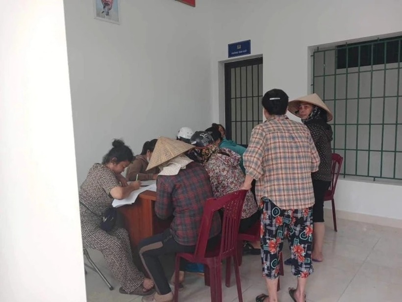 Người dân viết trình báo về việc bị tẩm thuốc mê lừa tiền. Ảnh: Pháp luật TP.HCM