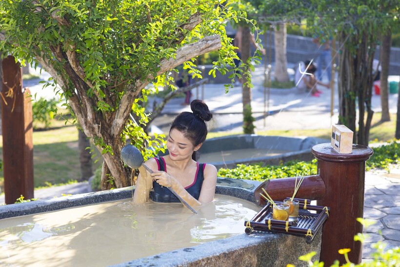 Trải nghiệm tắm bùn ở Tắm Bùn ở Merperle Hòn Tằm.