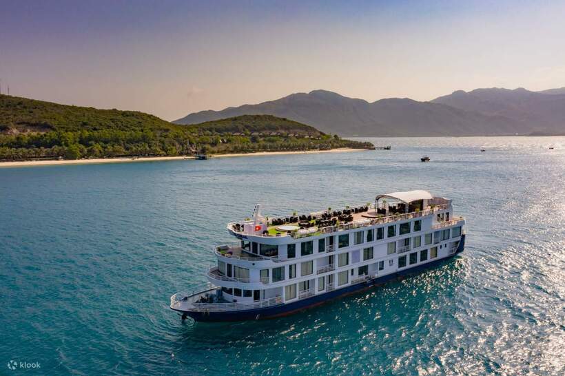 Tour du lịch ngày với tàu Sealife.