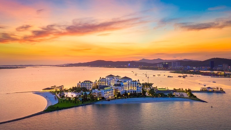 Đảo Rều Hạ Long khi hoàng hôn.