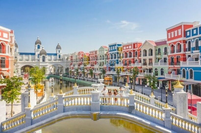 Thong thả dạo bước trên cầu công trình lãng mạn để thưởng thức khung cảnh toàn Venice Phú Quốc.