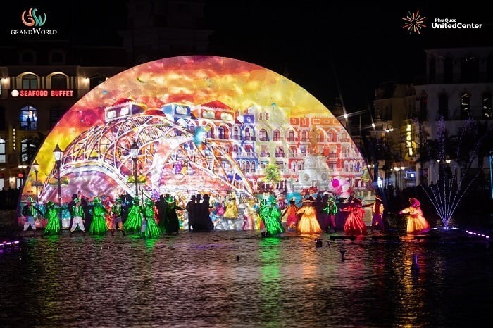 Bị cuốn hút bởi màn trình diễn lộng lẫy tái hiện câu chuyện tình yêu mộng mơ đậm chất cổ tích trong sự phong phú của Sắc màu Venice.