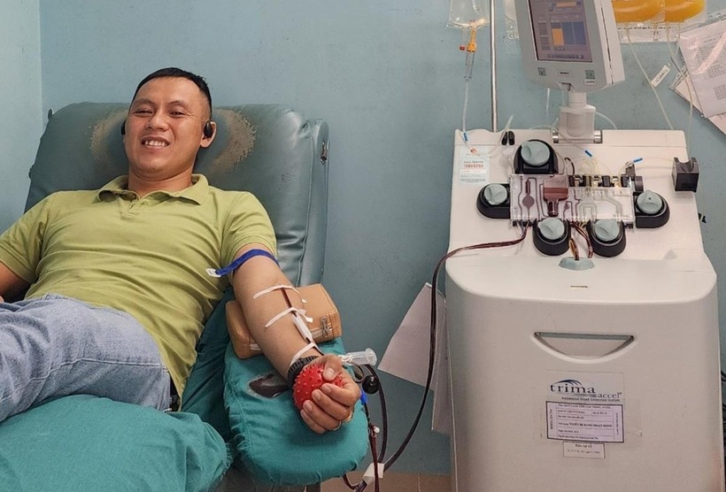 Đại úy Nguyễn Đình Tuấn vui vẻ khi vừa hiến tiểu cầu kịp thời hỗ trợ người bệnh. (Ảnh: Báo CA Đà Nẵng)